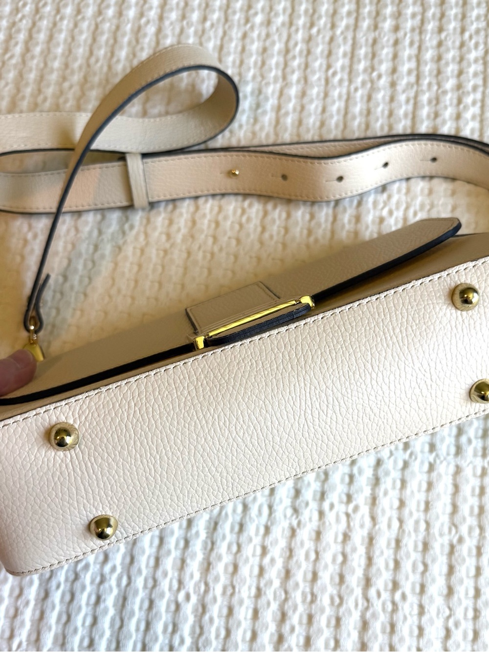 Divina Ferenze Cream Pebble Leather Crossbody Bag with Gold Hardware - Picture 5 of 6